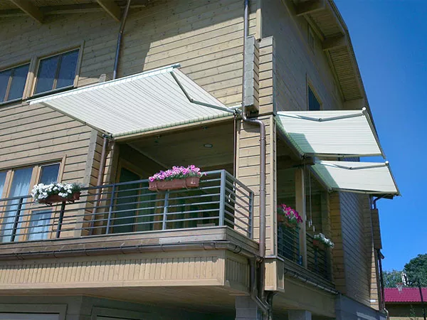 A teljes kazettás napellenző kinyitásának helyes módja.