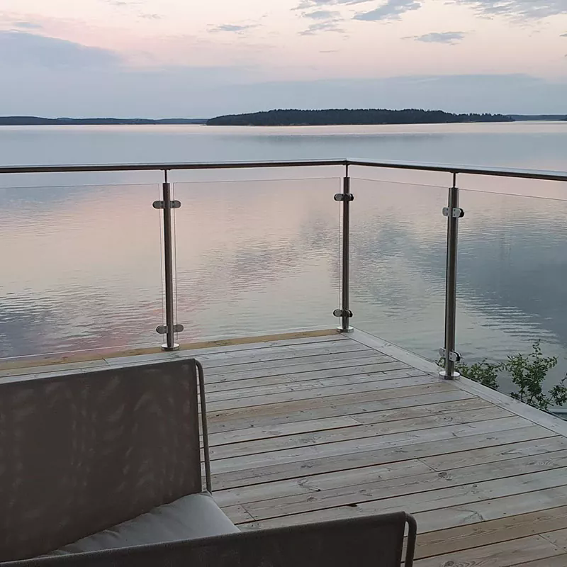 Hogyan javítja az üvegkorlát a biztonságot és a designt a modern terekben?