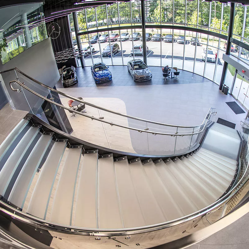 Hogyan alakítják át az üvegkorlátok a modern építészetet és biztonságot?