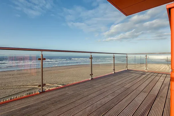 Milyen szempontokat kell figyelembe venni az SS korlátok felszerelése előtt?