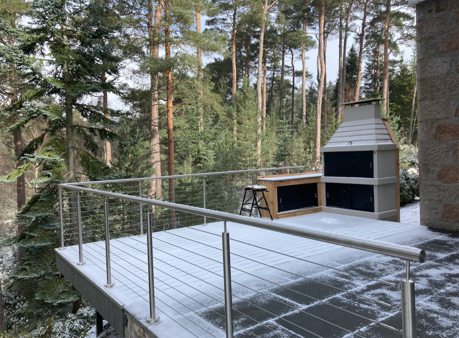 Hogyan szereljük fel a fedélzeti kábelkorlátot?