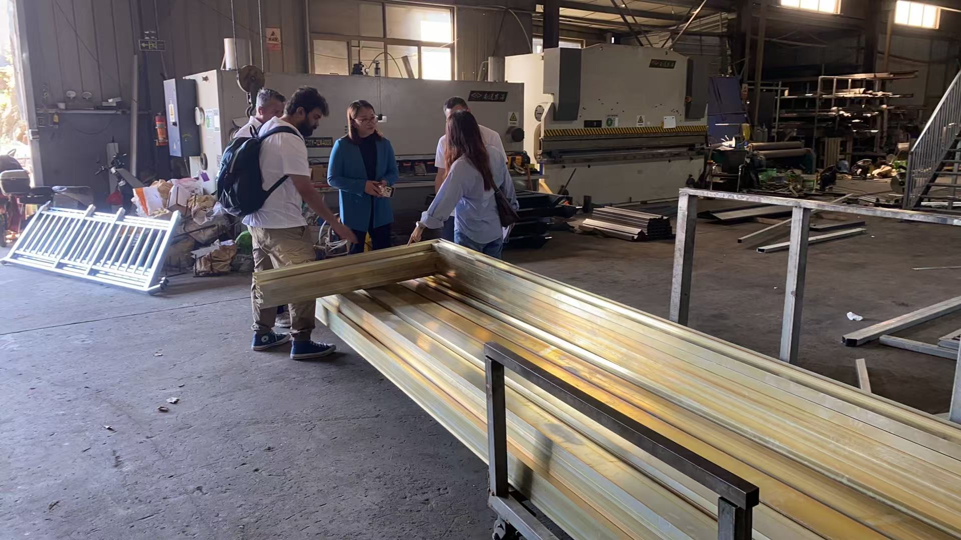 A dubaji ügyfél megvizsgálja a rozsdamentes acél korlátok megoldásait a Vionta Metalnál